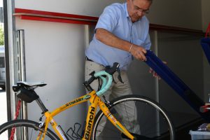 Ole Pedersen, Ørslev Turisttrafik med sin egen Team Rynkeby Bianchi cykel. Foto: Merete Helbech Hansen