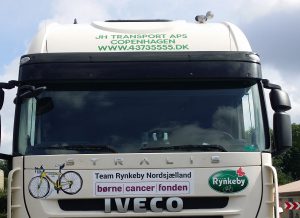 Team Rynkeby Nordsjælland lastbil og følgevogn med tegning af den velkendte gule Bianchi cykel. Tegning: Merete Helbech Hansen