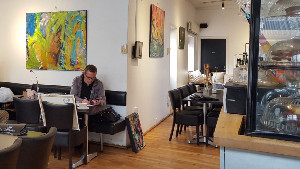cafe einstein vordingborg_merete helbech hansen_art by merete helbech hansen_croquis_maleri_udstilling_vordingborg_cafe_einstein_20170421_133823 (1024×577)