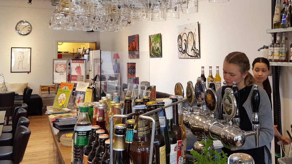 cafe einstein vordingborg_merete helbech hansen_art by merete helbech hansen_croquis_maleri_udstilling_vordingborg_cafe_einstein_20170421_133835 (1024×576)